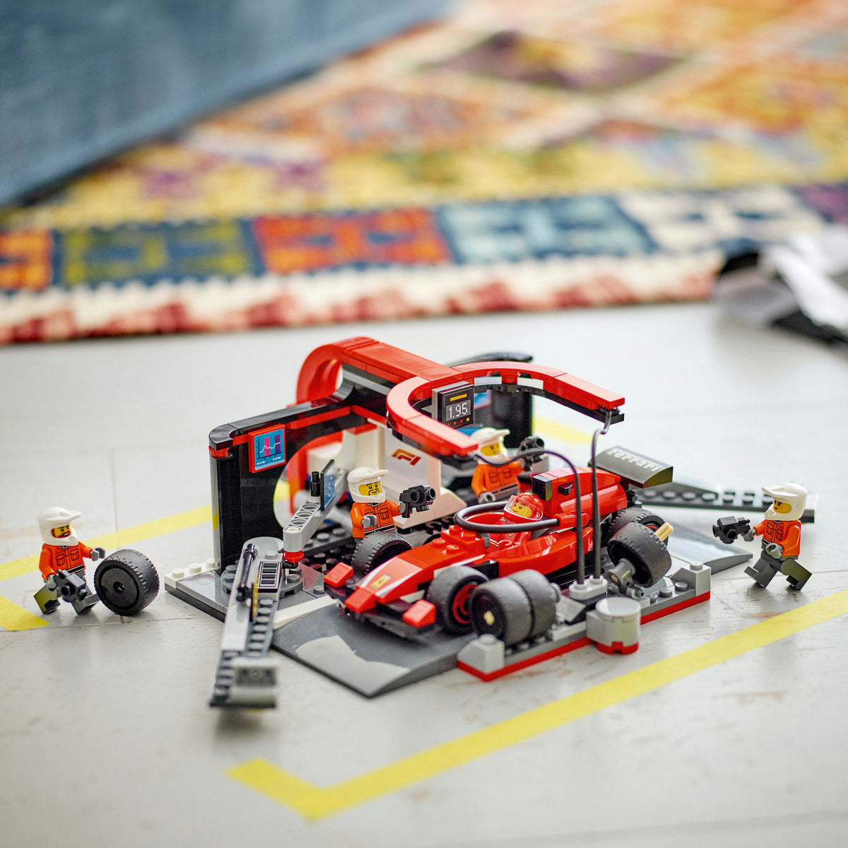 BOXA SI MECANICI F1 CU MASINA FERRARI - LEGO CITY (60443)