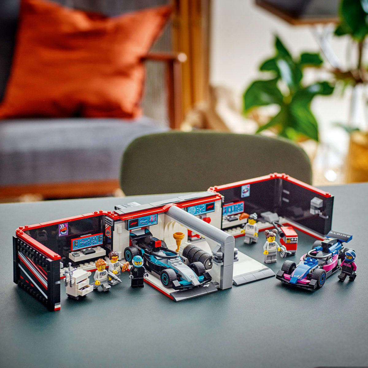 GARAJ F1 SI MASINI MERCEDES-AMG SI ALPINE - LEGO CITY (60444)