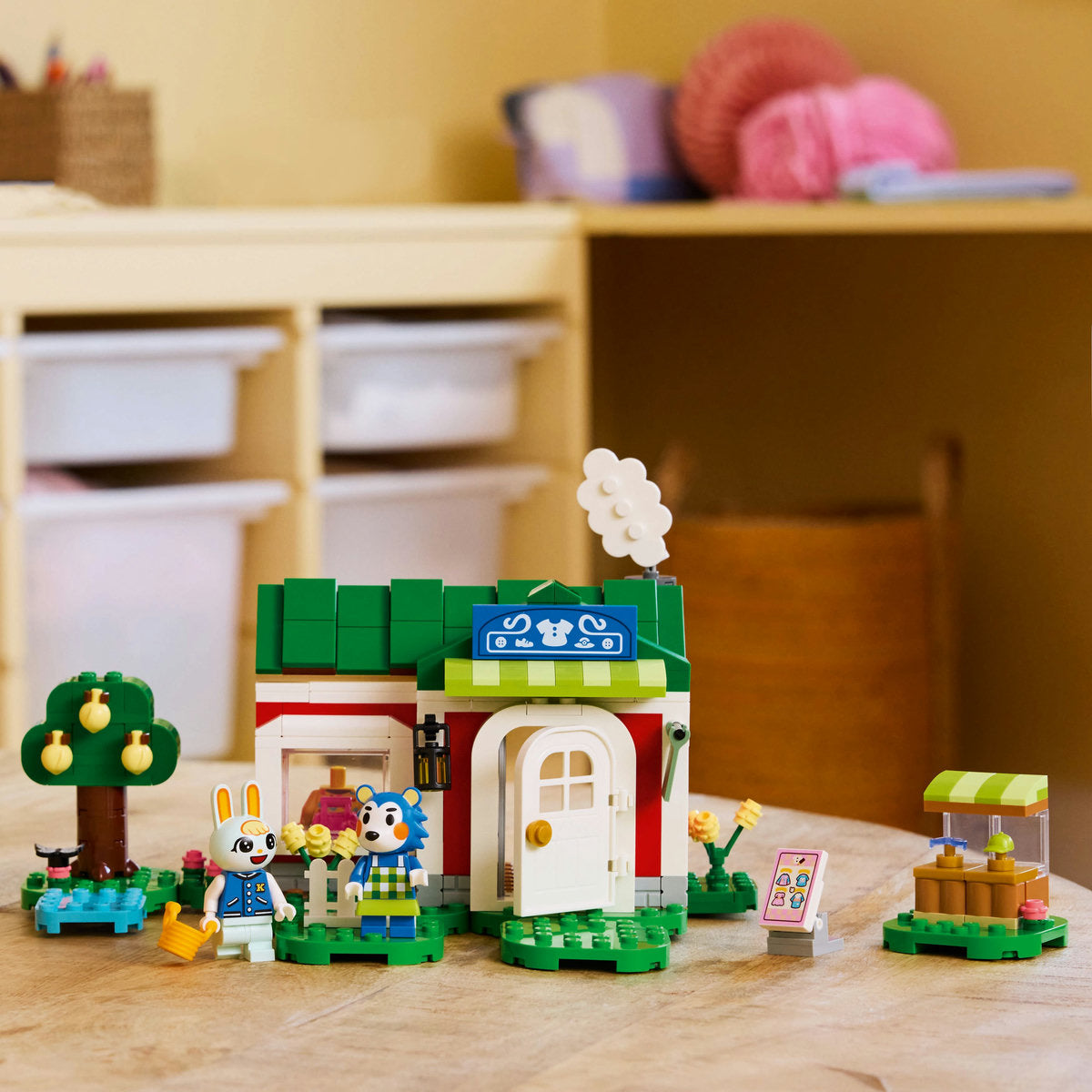 MAGAZINUL DE HAINE DETINUT DE ABLE SISTERS - LEGO ANIMAL CROSSING (77055)